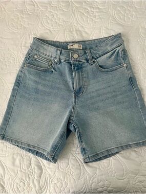 Oat Light Wash Denim Women’s Shorts Size 0/25